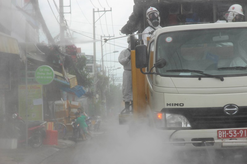 Phun 6 tấn hóa chất khử khuẩn toàn TP HCM