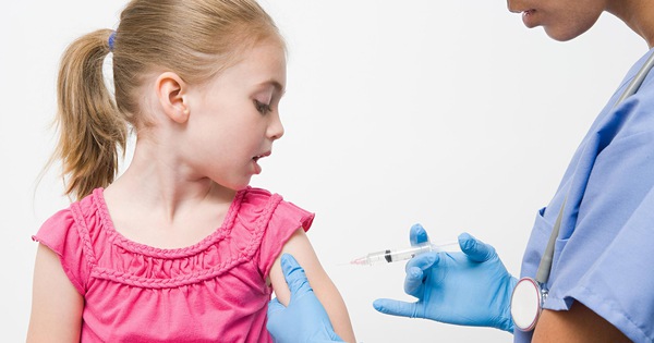 Chưa có vaccine phòng COVID-19 cho trẻ, nên bảo vệ trẻ như thế nào?