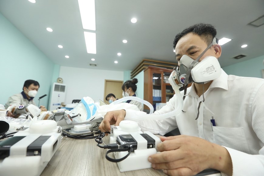 Bộ cách ly di động sẽ quản lý cả khí đầu vào và khí thở đầu ra. Bộ cách ly di động sẽ quản lý cả khí đầu vào và khí thở đầu ra.