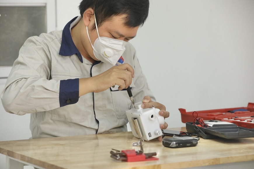 Nhóm kỹ sư của Viện Trang thiết bị và Công trình Y tế (Bộ Y tế) nghiên cứu thành công và đang sản xuất 100 thiết bị đầu tiên. Nhóm kỹ sư của Viện Trang thiết bị và Công trình Y tế (Bộ Y tế) nghiên cứu thành công và đang sản xuất 100 thiết bị đầu tiên.