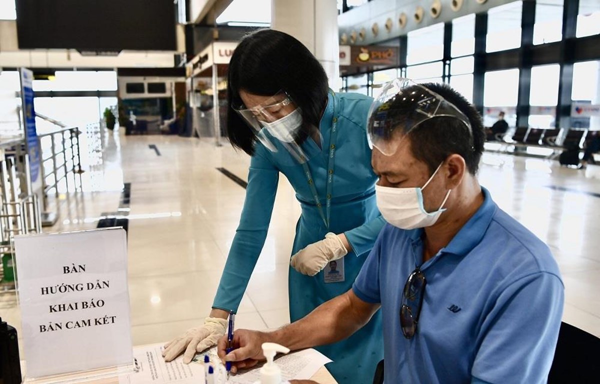 Khách đi máy bay, tàu hỏa không phải ký cam kết phòng dịch COVID-19