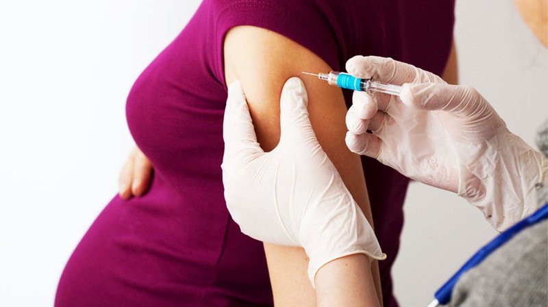 Tiêm vaccine COVID-19 xong bị sốt mới biết có thai, nên làm sao?