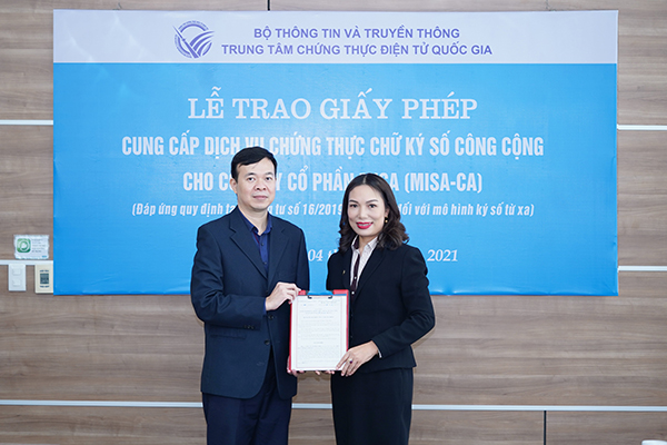 Ông Đặng Đình Trường – Phó Giám đốc Trung tâm Chứng thực điện tử quốc gia – Bộ TTTT trao giấy phép dịch vụ chứng thực chữ ký số công cộng theo mô hình ký số từ xa cho Công ty Cổ phần MISA